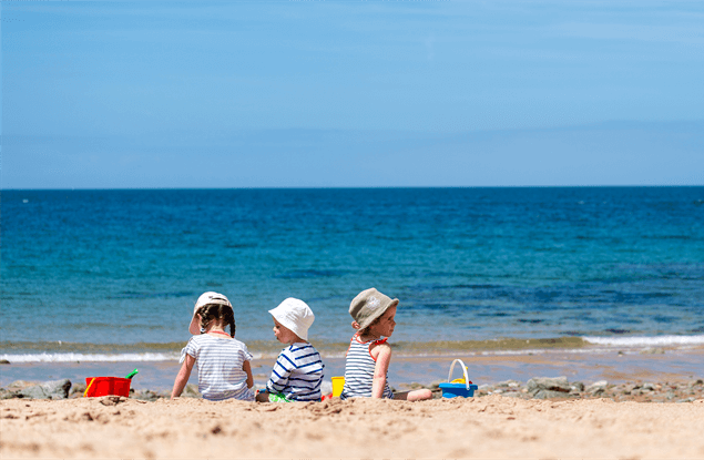Gezinsvakantie Bretagne: kinderen spelen op het strand