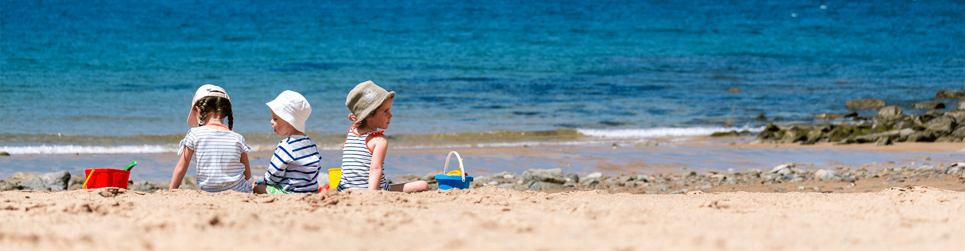 Gezinsvakantie Bretagne: kinderen spelen op het strand